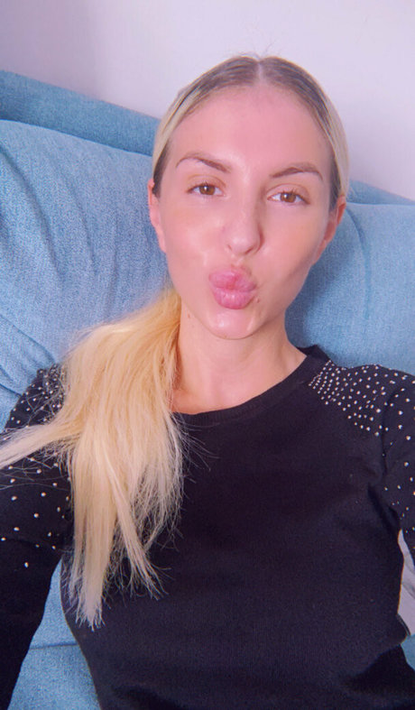 tonnia model hot picture