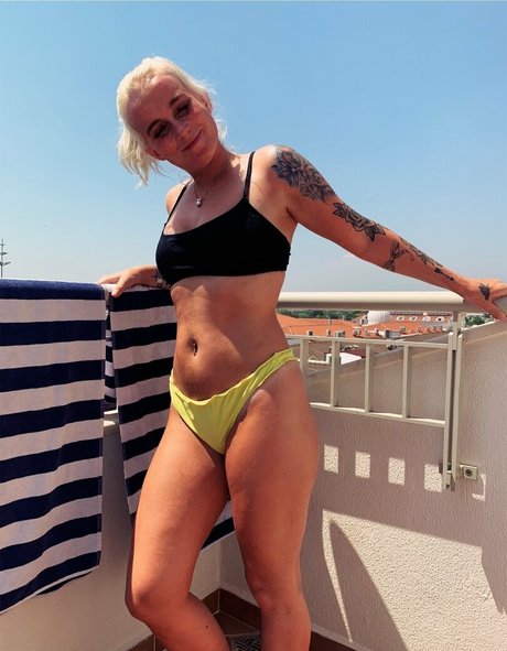 izzy 2505 nude pornstar photos