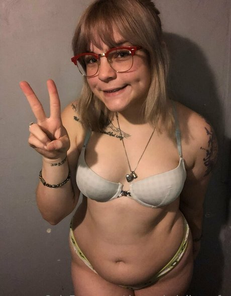 demonicdollyyysfw model naked image