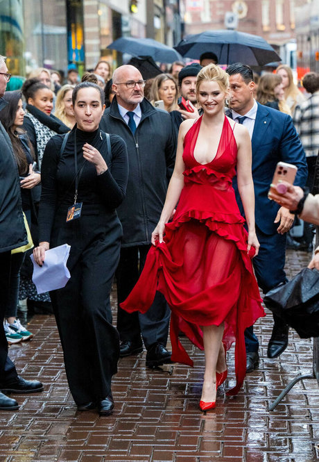 Virginia Gardner star free picture