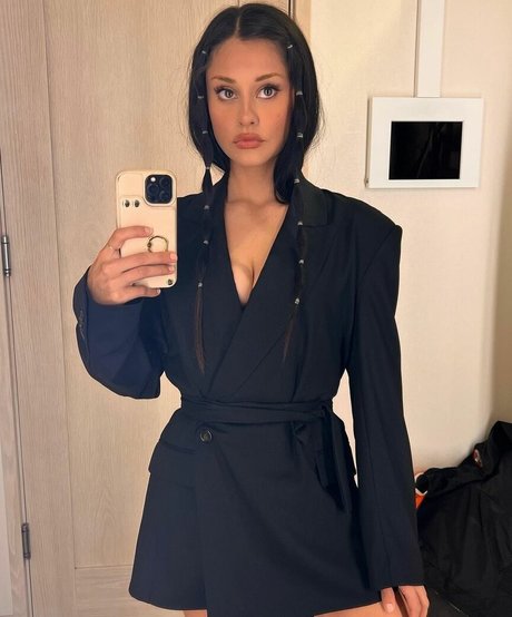 Yvette Monreal model art picture