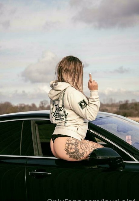 lauri air4 naked model pic