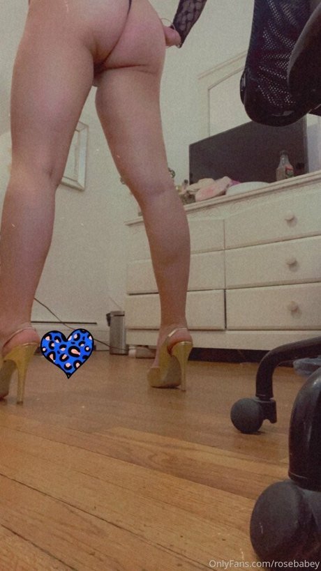 Rosebabey naked model picture