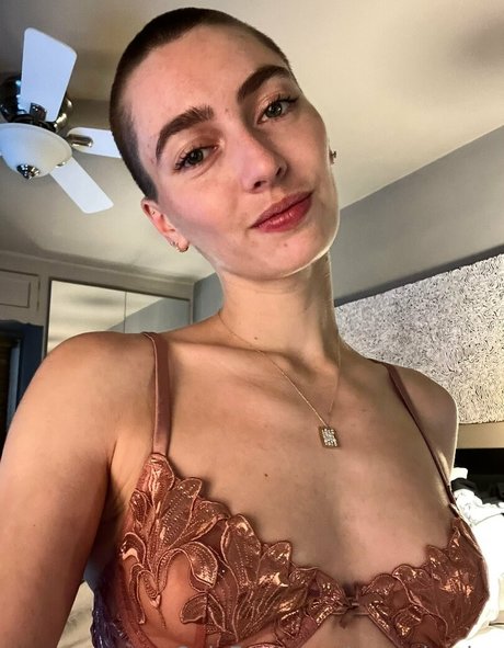 artemis sixx star nude image