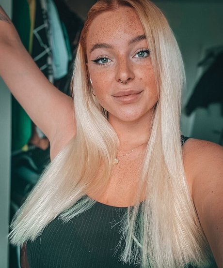 Sarah Neuhaus porn star gallery