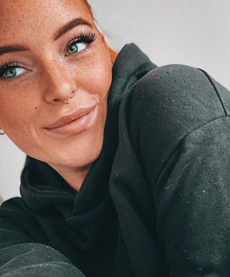 Sarah Neuhaus model high quality photo