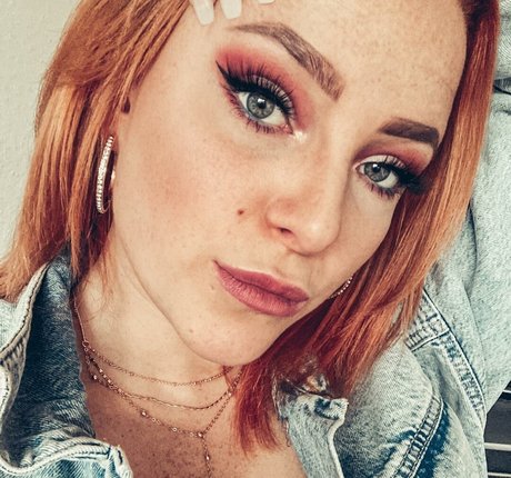 Sarah Neuhaus nude actress pics