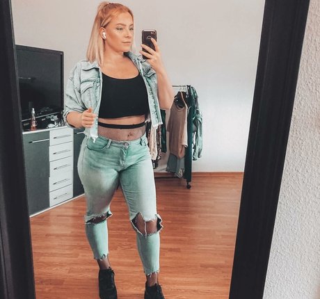 Sarah Neuhaus pornstar art photos