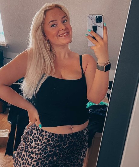 Sarah Neuhaus sexy actress gallery