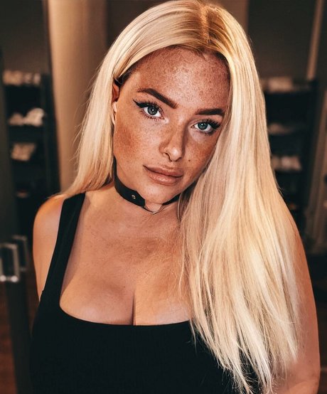 Sarah Neuhaus star free pictures