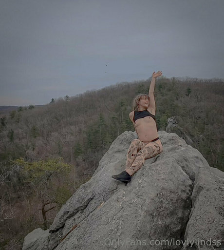 lovlylindss naked pornstar image