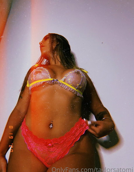 taylorsatomi nice pornstar picture