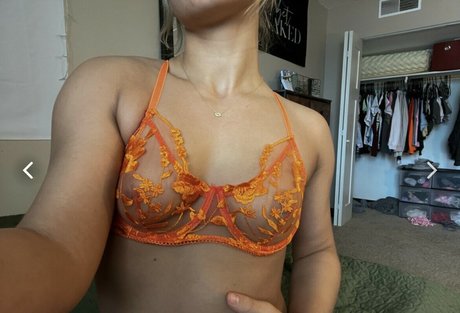 mae 222 model sexy pic