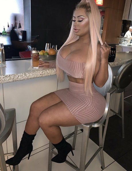 mssnewbooty nude model image