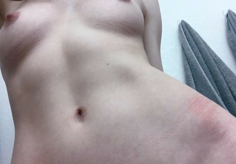 Mewnii star erotic photo