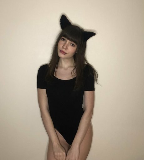 Mewnii nude pornstar pictures