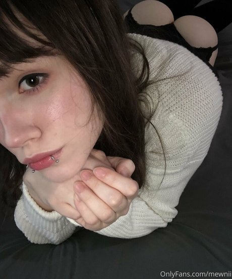 Mewnii model hd gallery