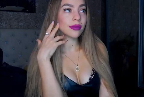 Girlhomealone exclusive model pics