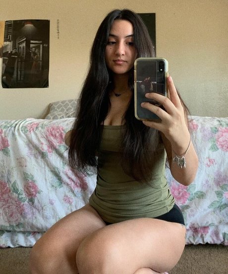 Anneiise porn model image