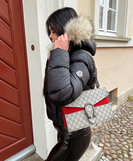 female popular onlyfans naked pictures