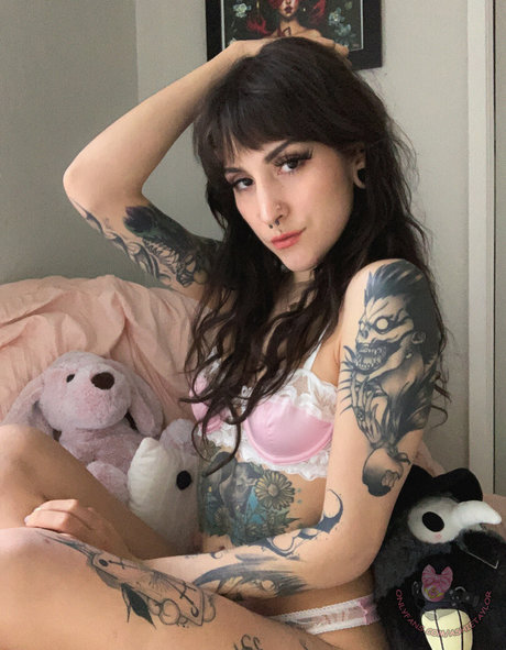 ashietaylor model adult picture