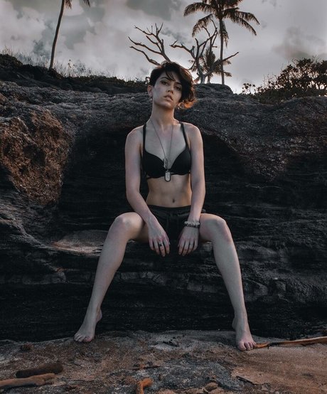 Olivia Graves sexy actress pic