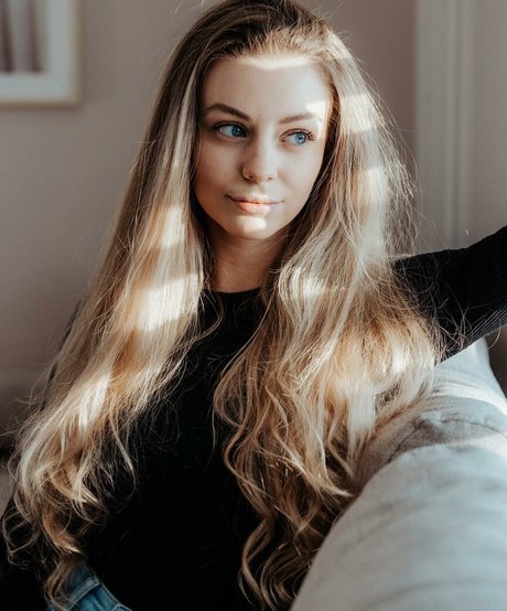 Dalmalaluna model pretty photos