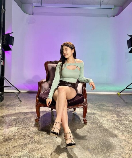 Lsoojung model nude pictures