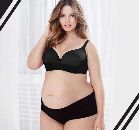 Tara Lynn naked star image