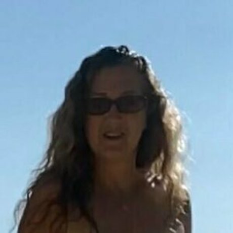 peachybottomsup model pornographic image