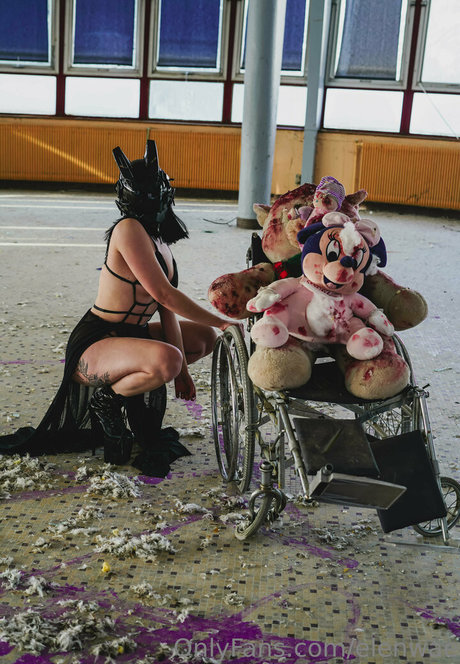 elenwae hot actress pics