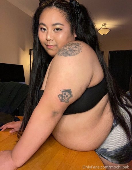 mochiibabii model pornographic photos