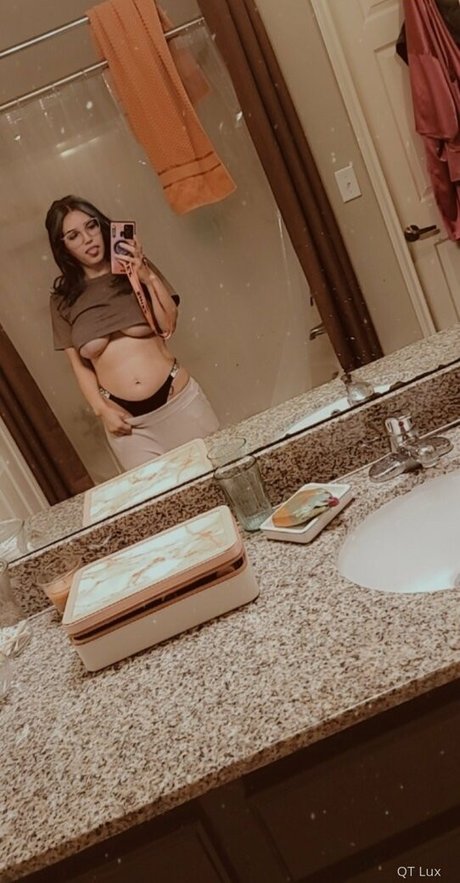 qtlux model sexy image