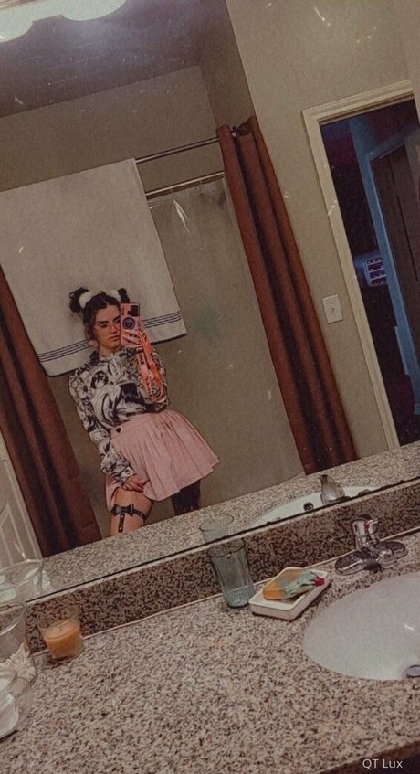 qtlux model erotic img