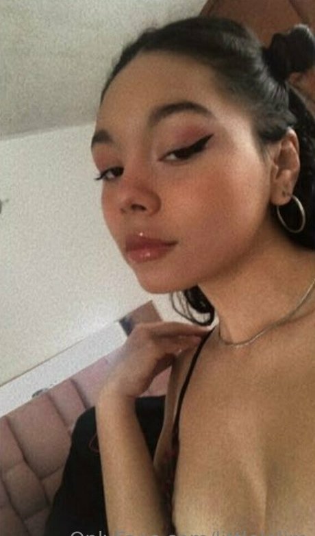 littlelolim naked model image