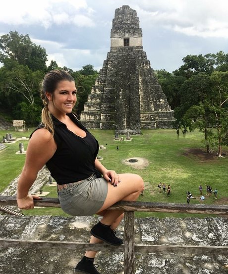 Chelsea Hammill naked model pictures