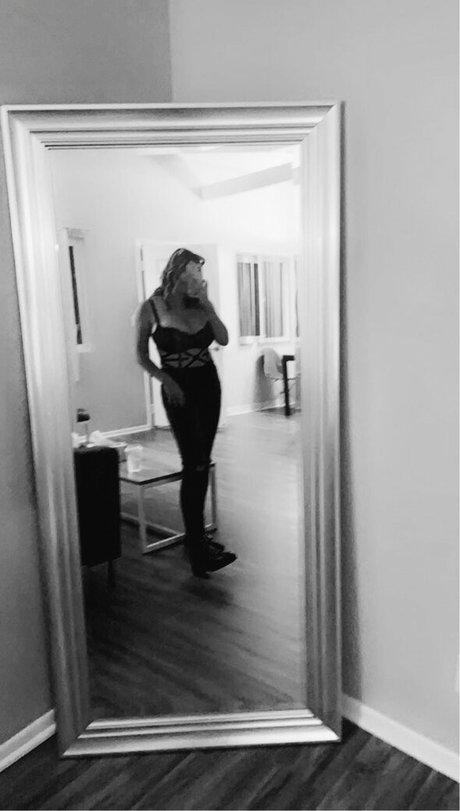 Emma R B erotic model pic