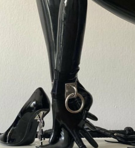 latexprincessvip naked model picture