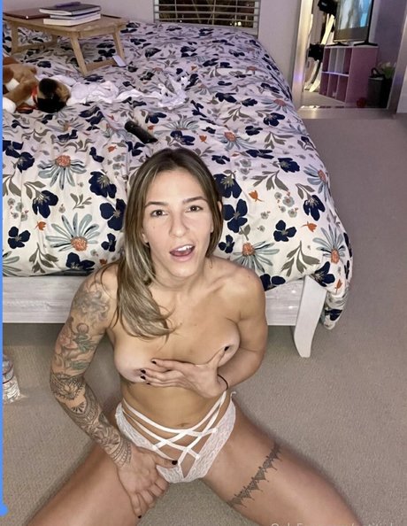 Pati Fontes pretty star photos