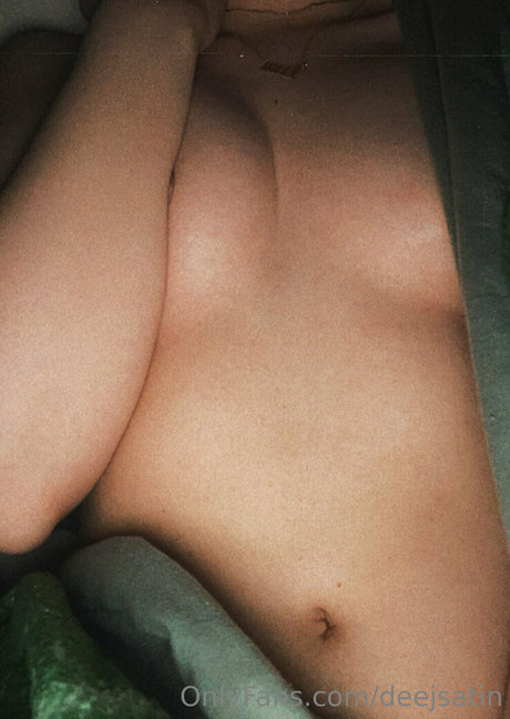 deejsatin sex model photo