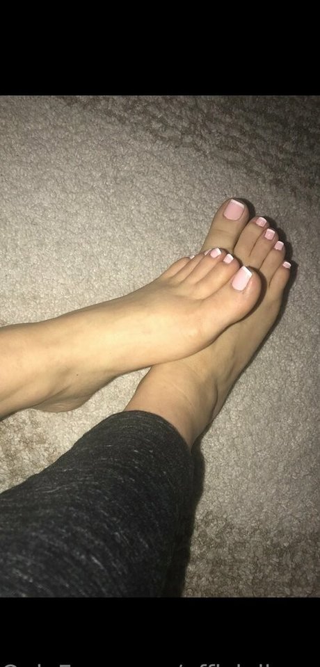 officialbarefeetblonde actress photos