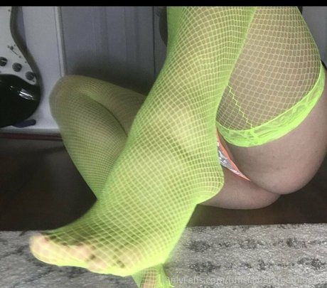 officialbarefeetblonde hot actress gallery