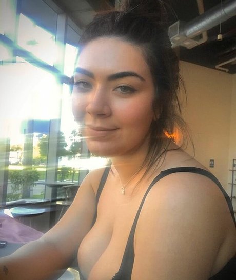 Nicky Nicole erotic pornstar pic