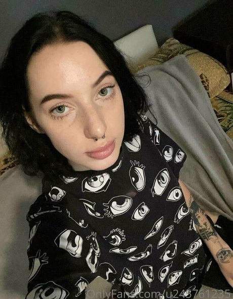 alicewonderfull naked model picture