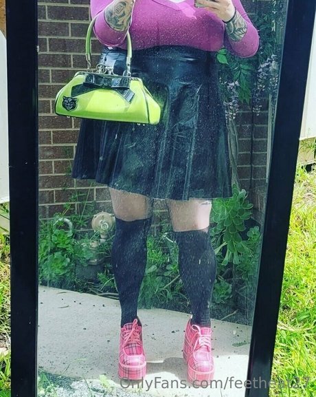 feetheat27 model photo