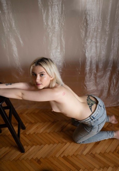 Simge Akkus exclusive model picture