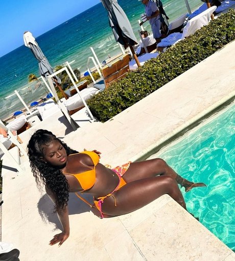 doseofneez sexy actress photo