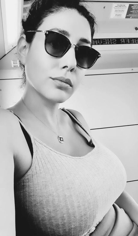 Hadar Simon pornographic model picture