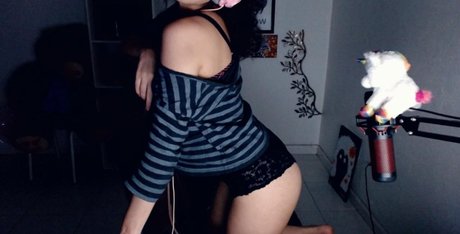 Ysseneg naked model image