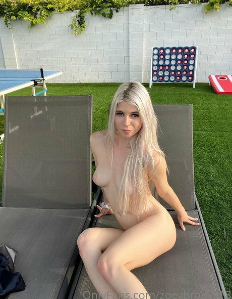 freshmanzoey18 pornstar adult pictures